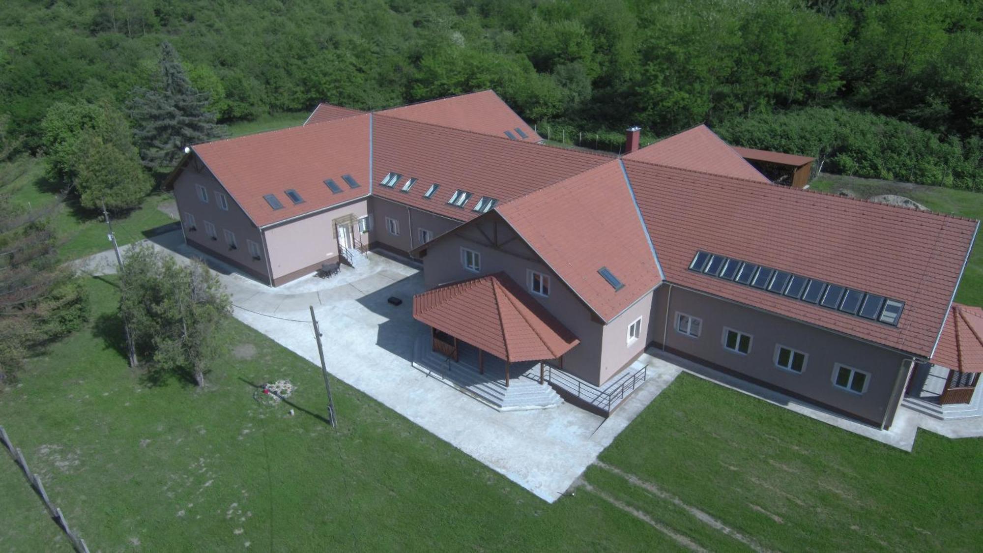 Izisz Apartman Matraterenye Esterno foto