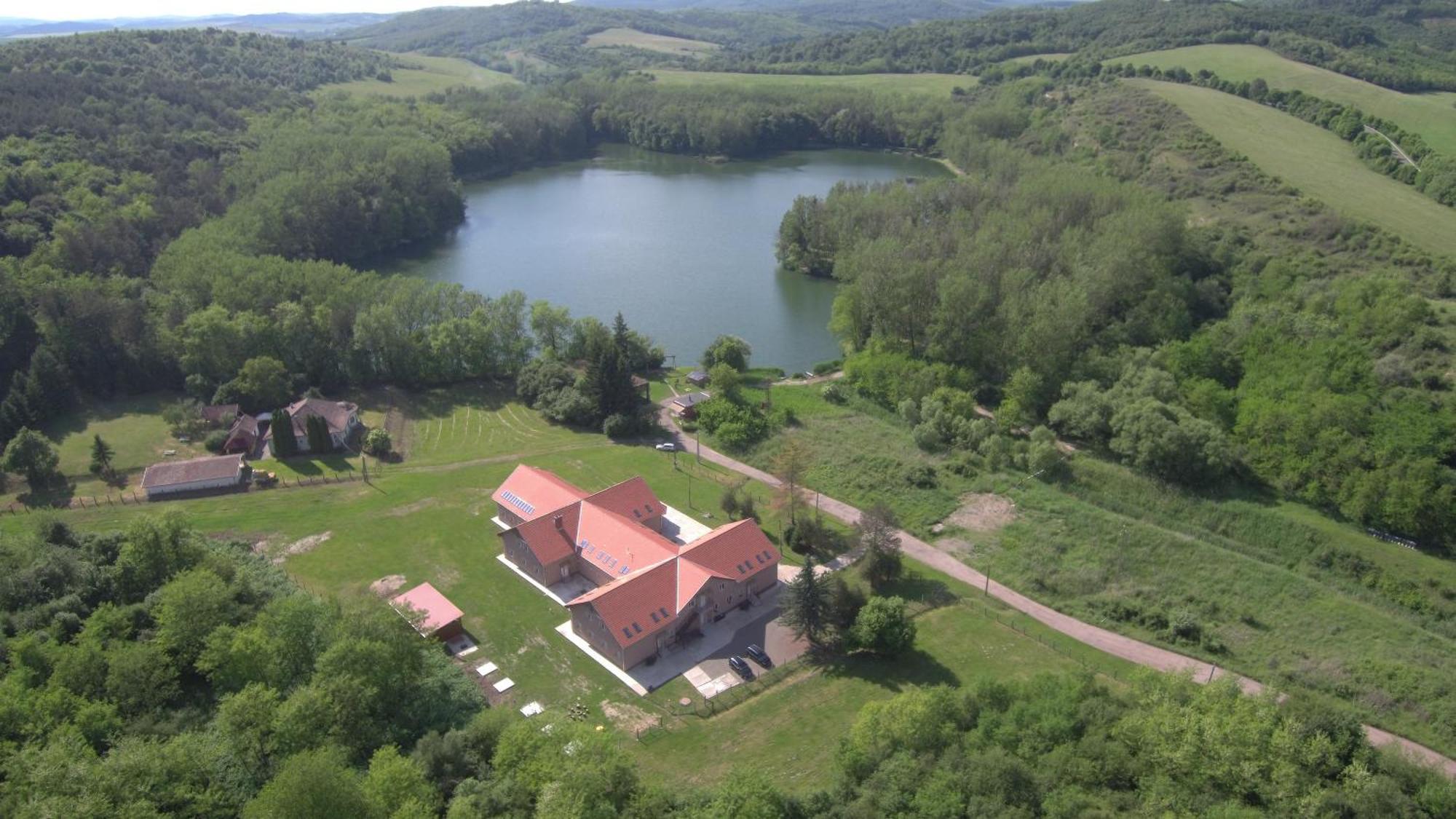 Izisz Apartman Matraterenye Esterno foto